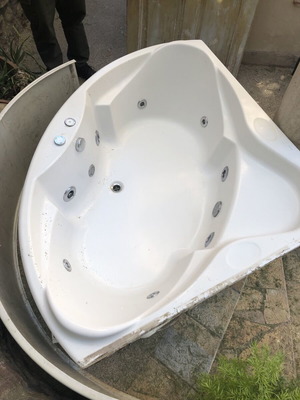 White cartoon jacuzzi like new