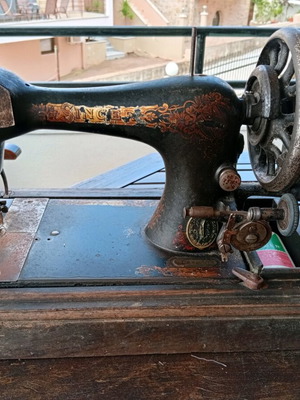 Ραπτομηχανή Singer μεταχειρισμένη αντίκα σε λειτουργική κατάσταση