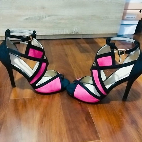 Fuchsia suede sandals with black straps size 36 like new