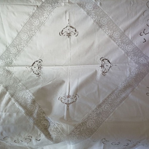 Tablecloth used with knitted lace and handmade corners 1.70x1.70