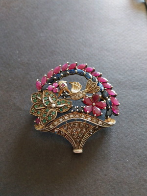 Gold pin 14 carat like new