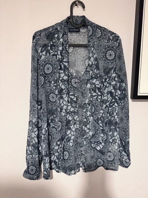 Vintage women's shirt with black and white patterns like new