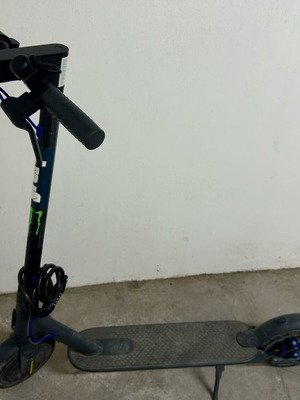 Xiaomi Mi Electric Scooter with Cable Lock and Charger