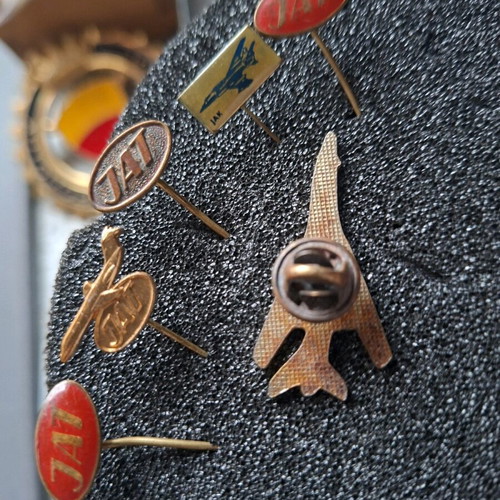 Lapel pins like new from old airline company