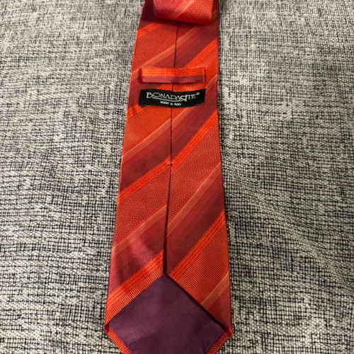 Bonapasite tie in excellent condition