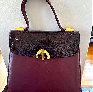 Vintage μπορντο τσάντα δερματινη με μόνο ένα μικρό ελάττωμα στο χερούλι που αν ραφτει ενώνεται πάλι.