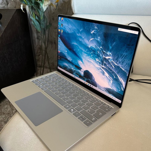 Microsoft Surface Laptop 7 Copilot+ 13.8" Touchscreen 120Hz like new, 16GB RAM, 512GB SSD