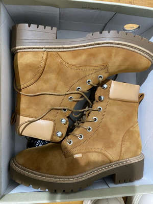 Only brown ankle boots new, size 38