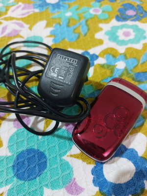 Alcatel vintage κινητό με κουμπιά μεταχειρισμένο, κόκκινο, με φορτιστή