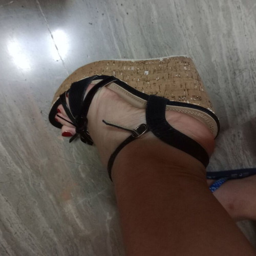 GoGo Shoes platform sandals size 37 black in excellent condition