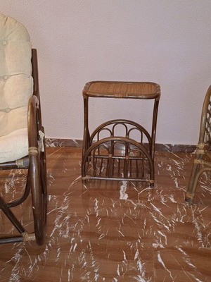 Bamboo living room set like new, 2 chairs and table