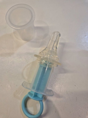 Syringe for syrup silicone with medicine dosimeter cap like new