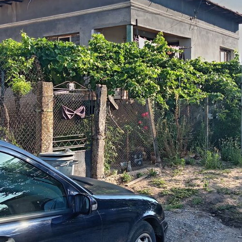 Detached one-story house with large yard and garage in Archar