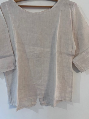 Linen blouse with back buttons, beige