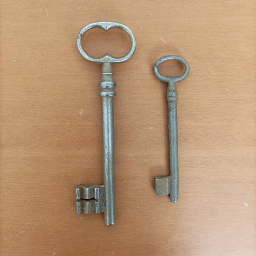Vintage door keys 15cm and 11cm like new, collectible