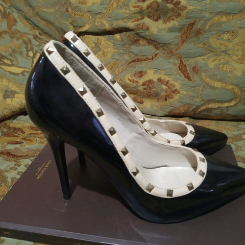 Patent leather pumps used size 39, 11 cm heel, black