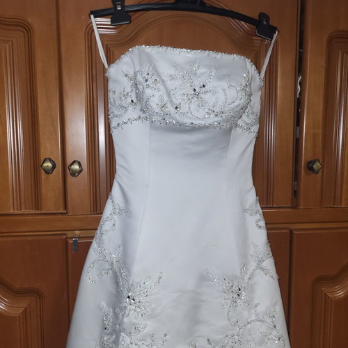 Wedding dress A-line with train used, satin texture by Benjamin Roberts