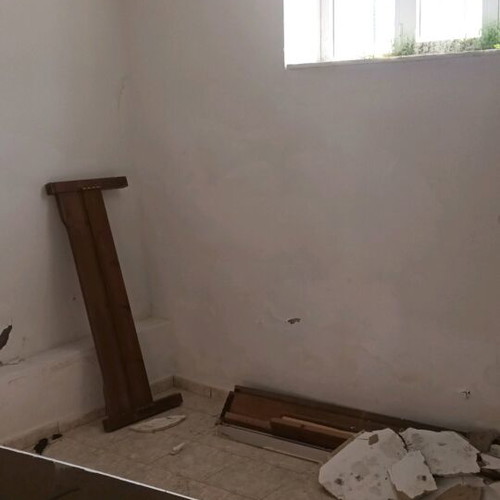 Detached house 120 sqm stone-built with fireplace, ground floor, needs renovation