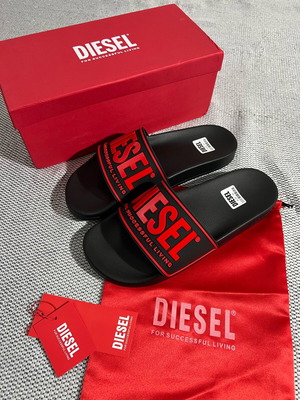 Diesel παντόφλες καινούργιες, μέγεθος 44-45, μαύρο και κόκκινο