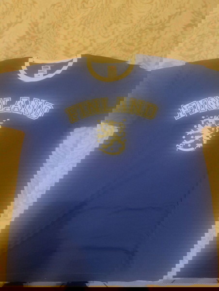 T-shirt fruit of the loom.