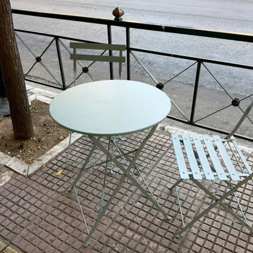 Metal garden set like new with 2 tables and 6 chairs