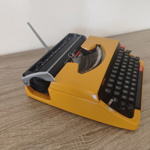 Brother Deluxe 250TR Vintage Typewriter 1975 mustard with Greek keyboard