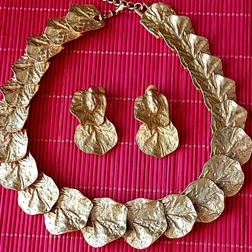 Metal gold-plated vintage jewelry set used