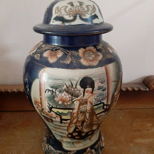 Satsuma hand painted vintage Chinese vase new condition