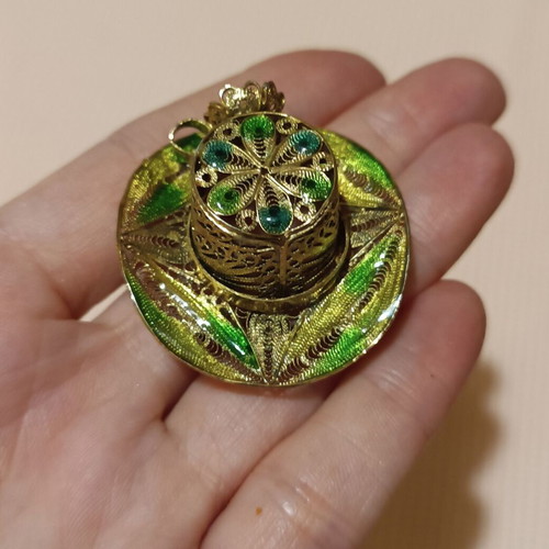 Vintage brooch like new