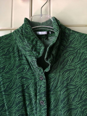 ALE sleeveless top like new, comfortable A-line fit, green and black