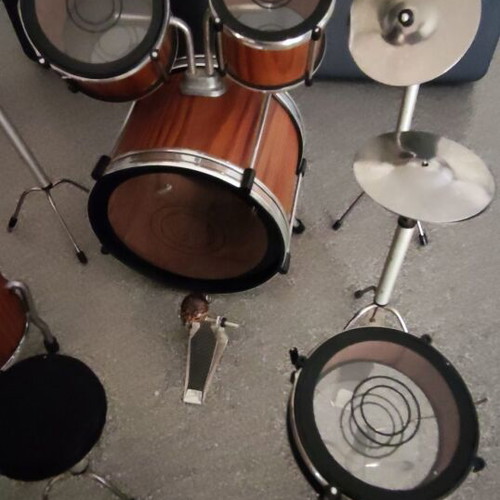 Miniature drum set like new, 8 pieces