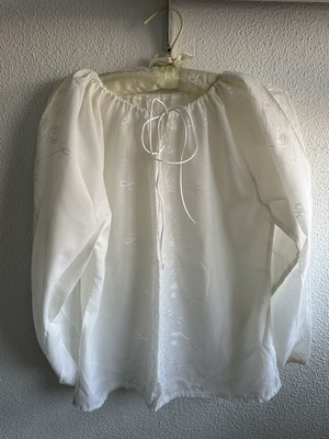 Tunic white like new with beautiful front and sleeve design
