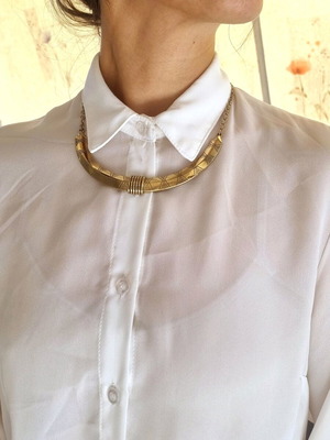 Embossed gold necklace like new