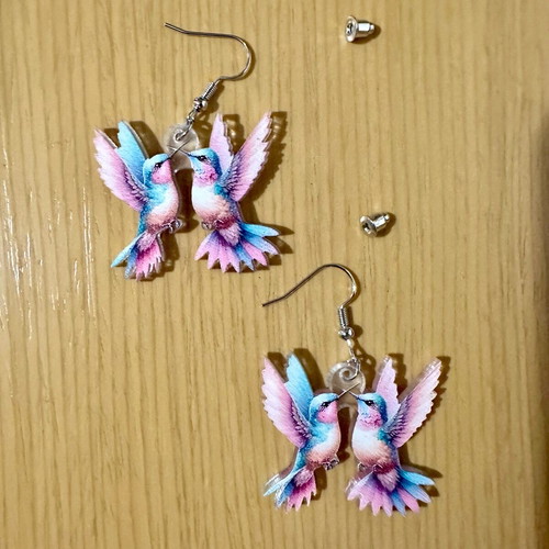 Hummingbird kiss dangling earrings plexiglass new