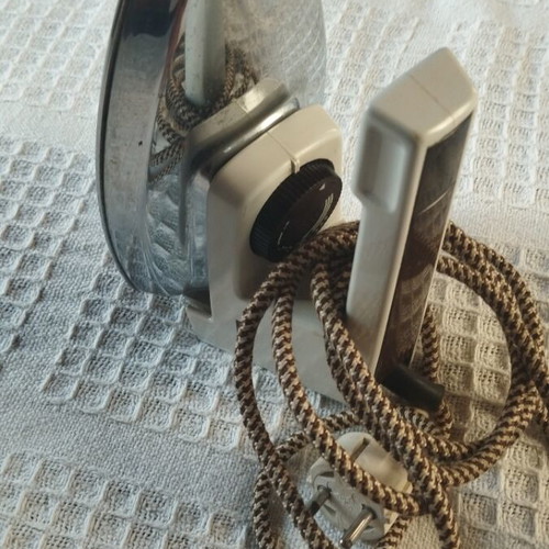 Clothes iron like new
