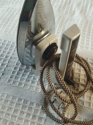 Clothes iron like new