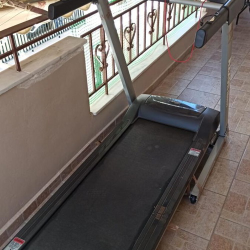 Axxon Fitness Enduro 5111CA treadmill like new, 2.0 HP, 110kg max load