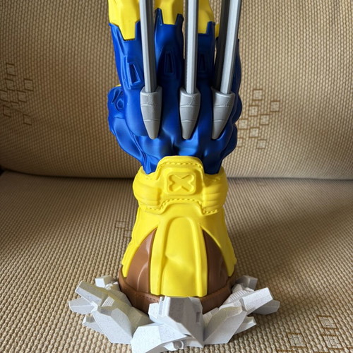 Wolverine controller stand for PlayStation 5