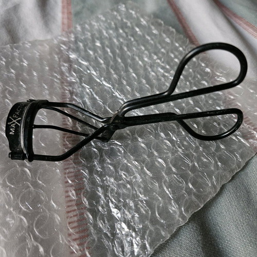 Max Factor eyelash curler like new with sponge and hairpins