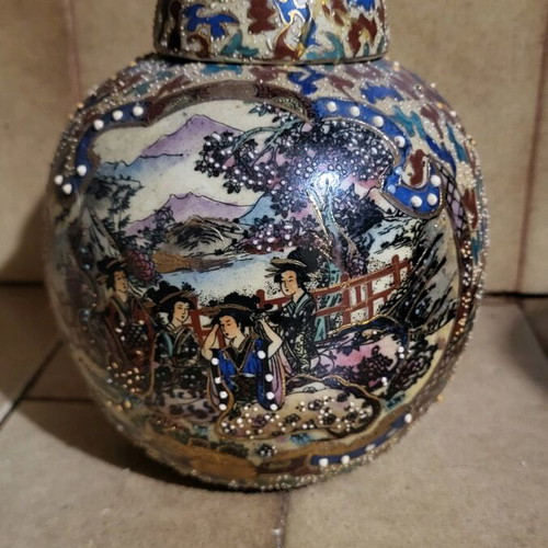Chinese vase like new
