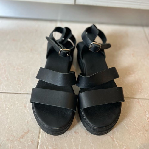 Ligglo flatform sandals size 38 like new, black