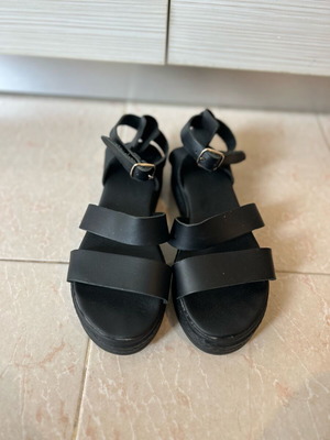 Ligglo flatform sandals size 38 like new, black