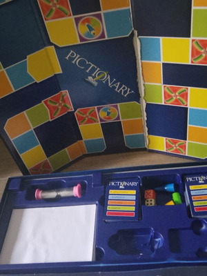 Pictionary board game used, in poor condition