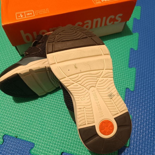 Biomecanics low sneakers size 25 for boys like new