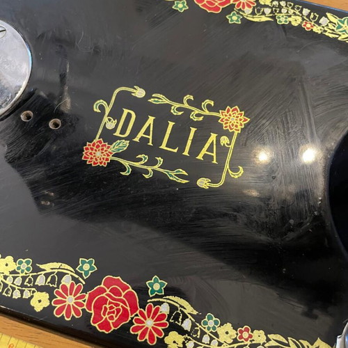 Dalia sewing machine like new