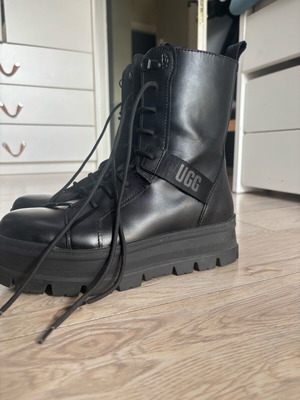 Ugg leather boot with fur like new, size 40, black