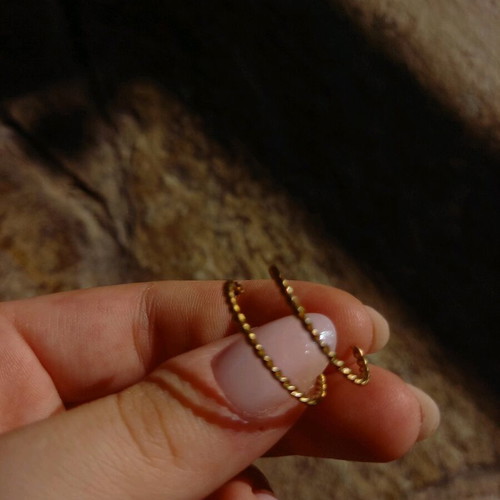 Rings like new with elegance and dark vibes