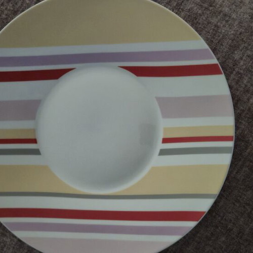Set of 4 plates, 2 large platters and 2 deep salad bowls like new