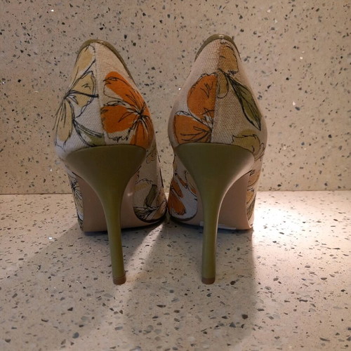 Nine West floral pumps new, leather interior, 9.5 cm heel