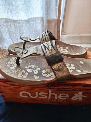 Cushe Manuka Strip leather sandals used, gold, size 40